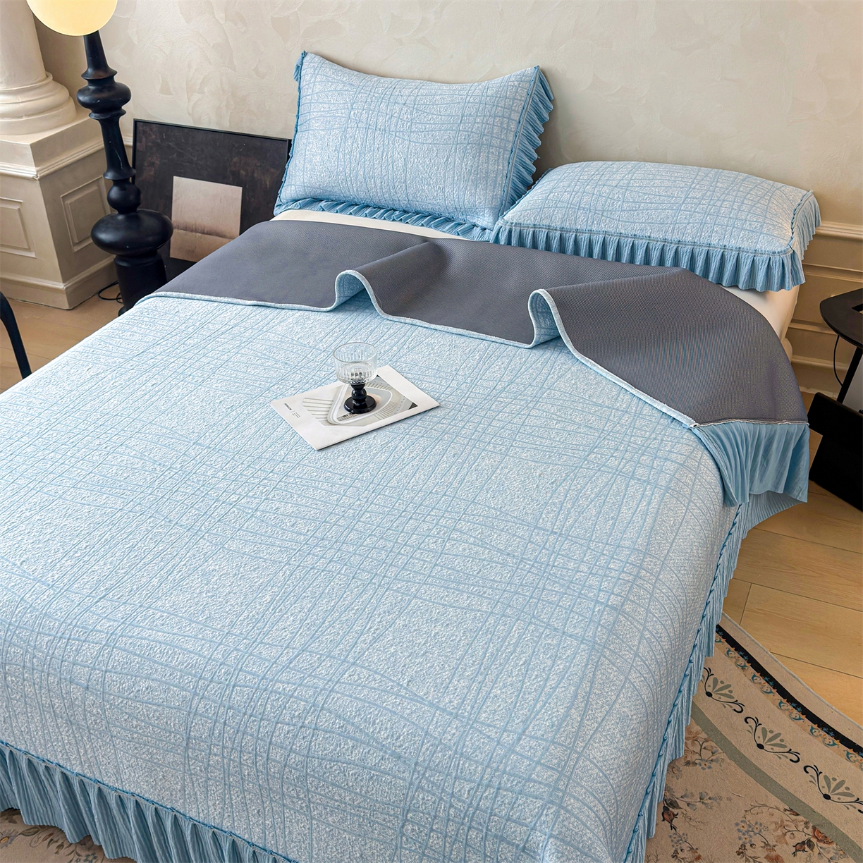 91家纺网 家纺一手货源 找家纺 慕木家纺 2026新款满天星系列冰豆豆凉席(三明治复合)乙纶面料 罗马曲线-蓝