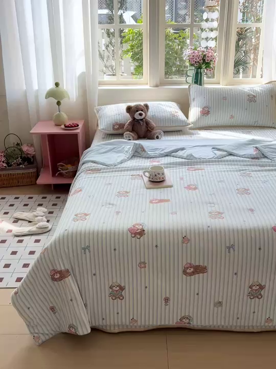 91家纺网 家纺一手货源 找家纺 卡普家居 2026新款A类锦氨凉感印花夏被床盖床单款四件套 条纹熊