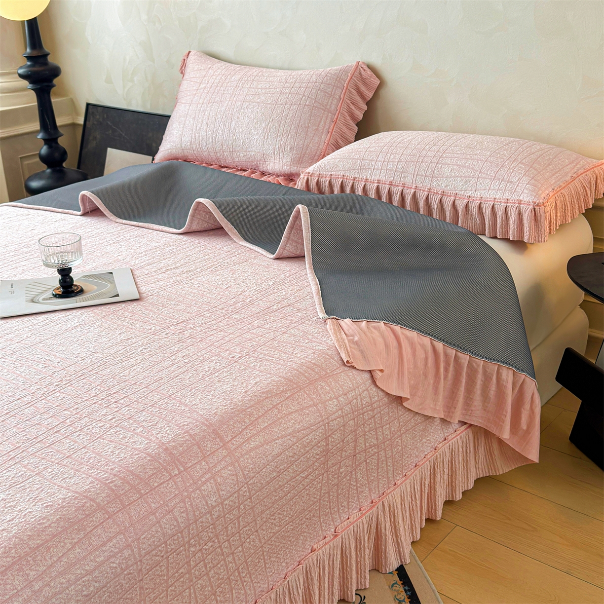 91家纺网 家纺一手货源 找家纺 慕木家纺 2026新款满天星系列冰豆豆凉席(三明治复合)乙纶面料 罗马曲线-粉