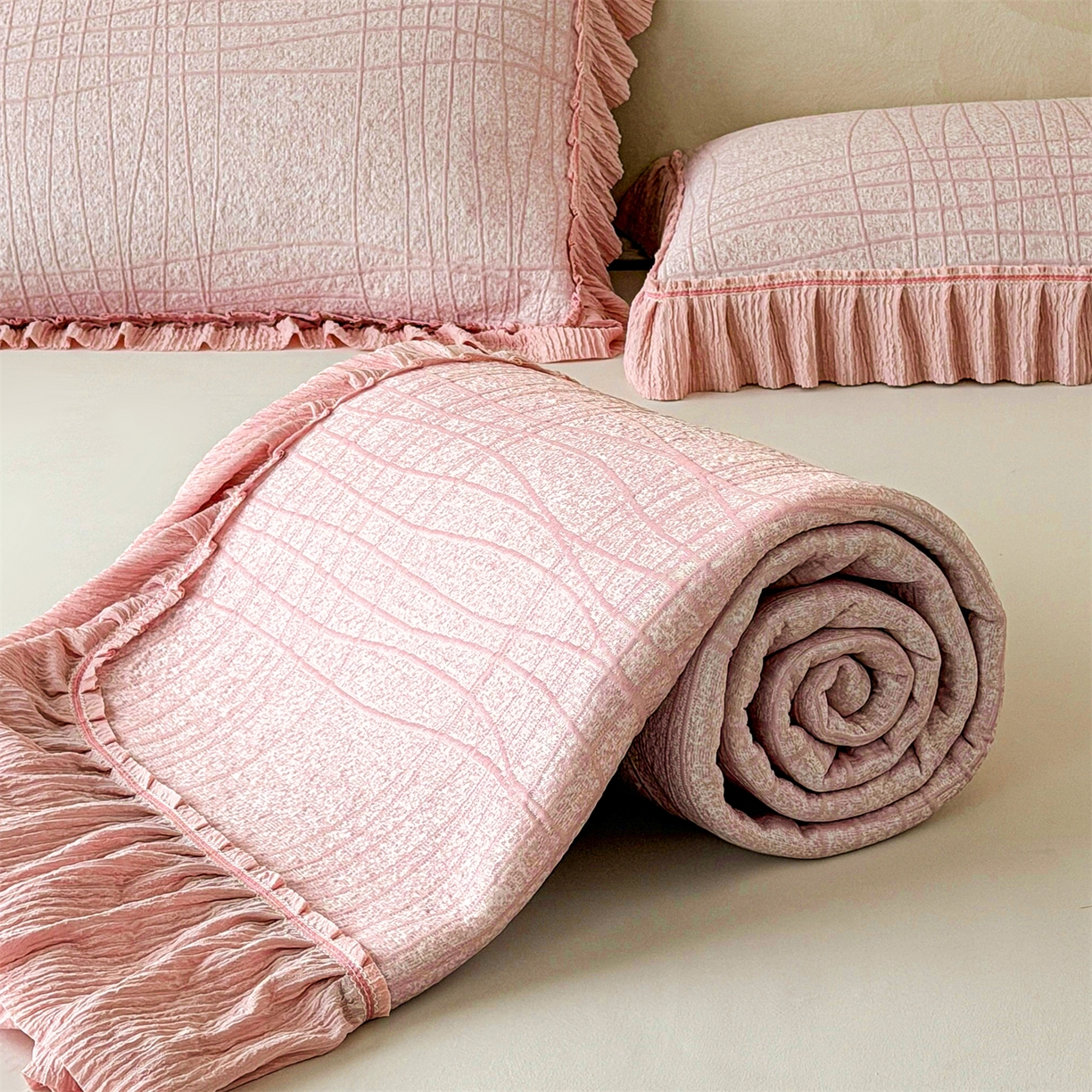 91家纺网 家纺一手货源 找家纺 慕木家纺 2026新款满天星系列冰豆豆凉席(三明治复合)乙纶面料 罗马曲线-粉