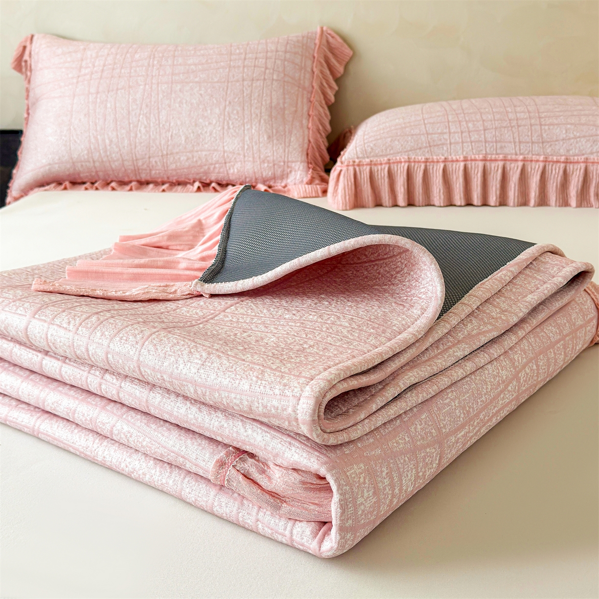 91家纺网 家纺一手货源 找家纺 慕木家纺 2026新款满天星系列冰豆豆凉席(三明治复合)乙纶面料 罗马曲线-粉