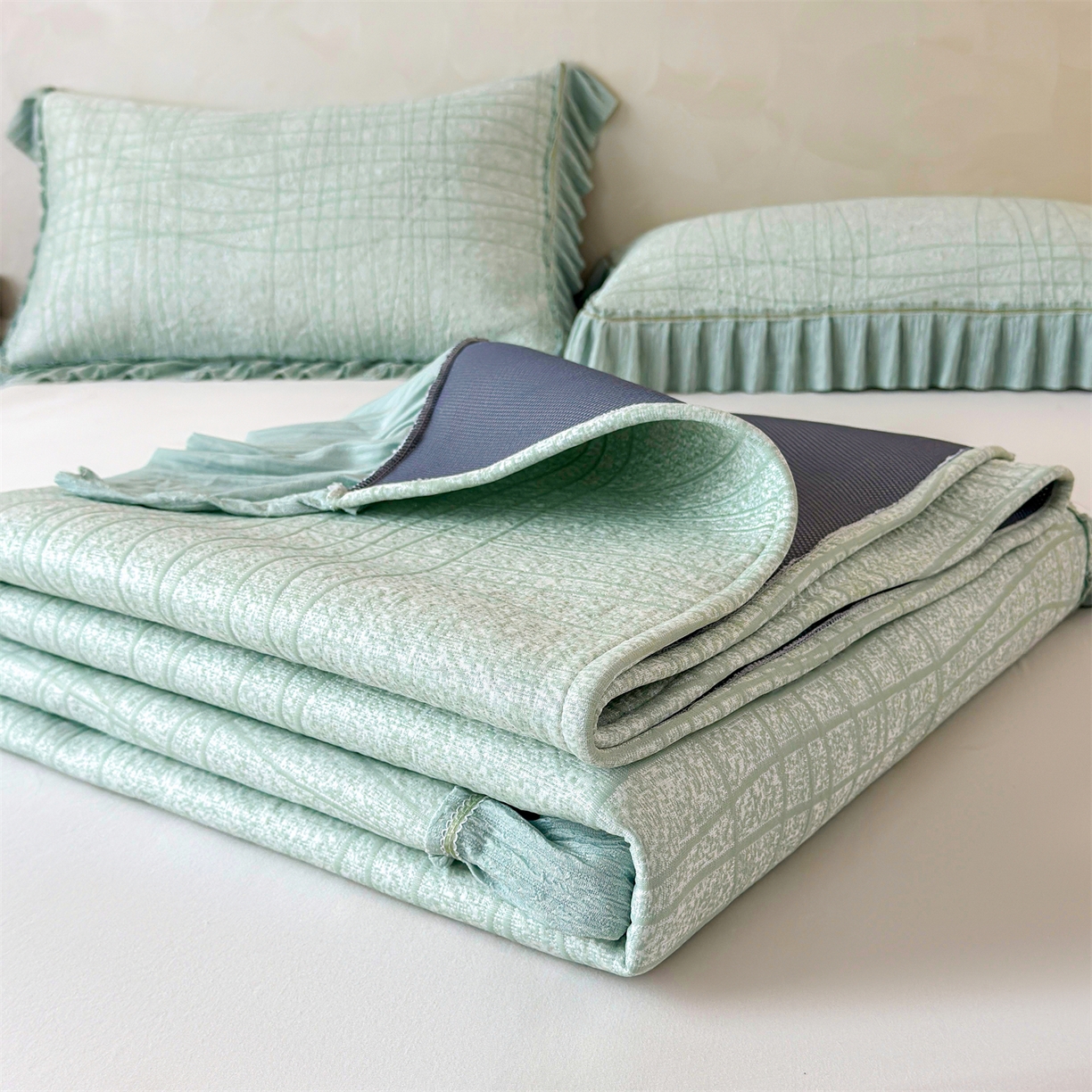 91家纺网 家纺一手货源 找家纺 慕木家纺 2026新款满天星系列冰豆豆凉席(三明治复合)乙纶面料 罗马曲线-绿