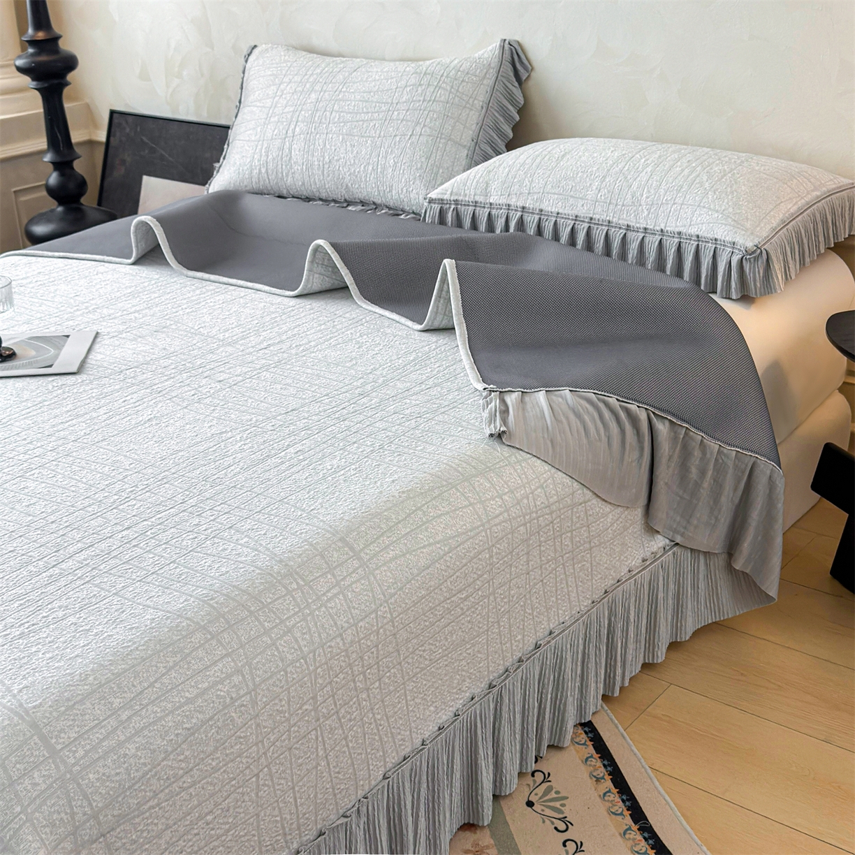 91家纺网 家纺一手货源 找家纺 慕木家纺 2026新款满天星系列冰豆豆凉席(三明治复合)乙纶面料 罗马曲线-灰