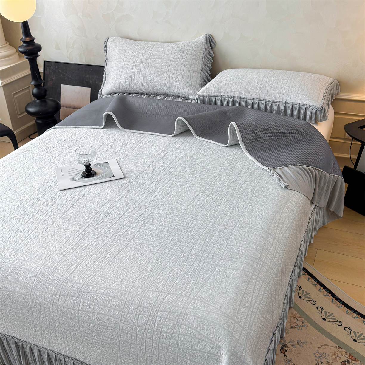 91家纺网 家纺一手货源 找家纺 慕木家纺 2026新款满天星系列冰豆豆凉席(三明治复合)乙纶面料 罗马曲线-灰