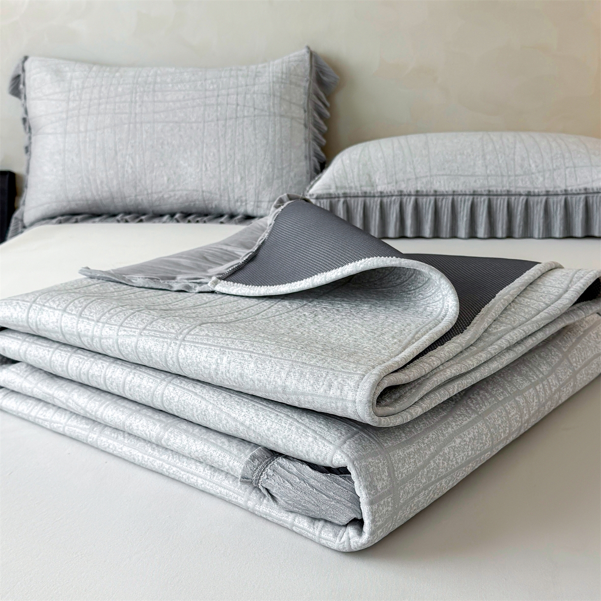 91家纺网 家纺一手货源 找家纺 慕木家纺 2026新款满天星系列冰豆豆凉席(三明治复合)乙纶面料 罗马曲线-灰