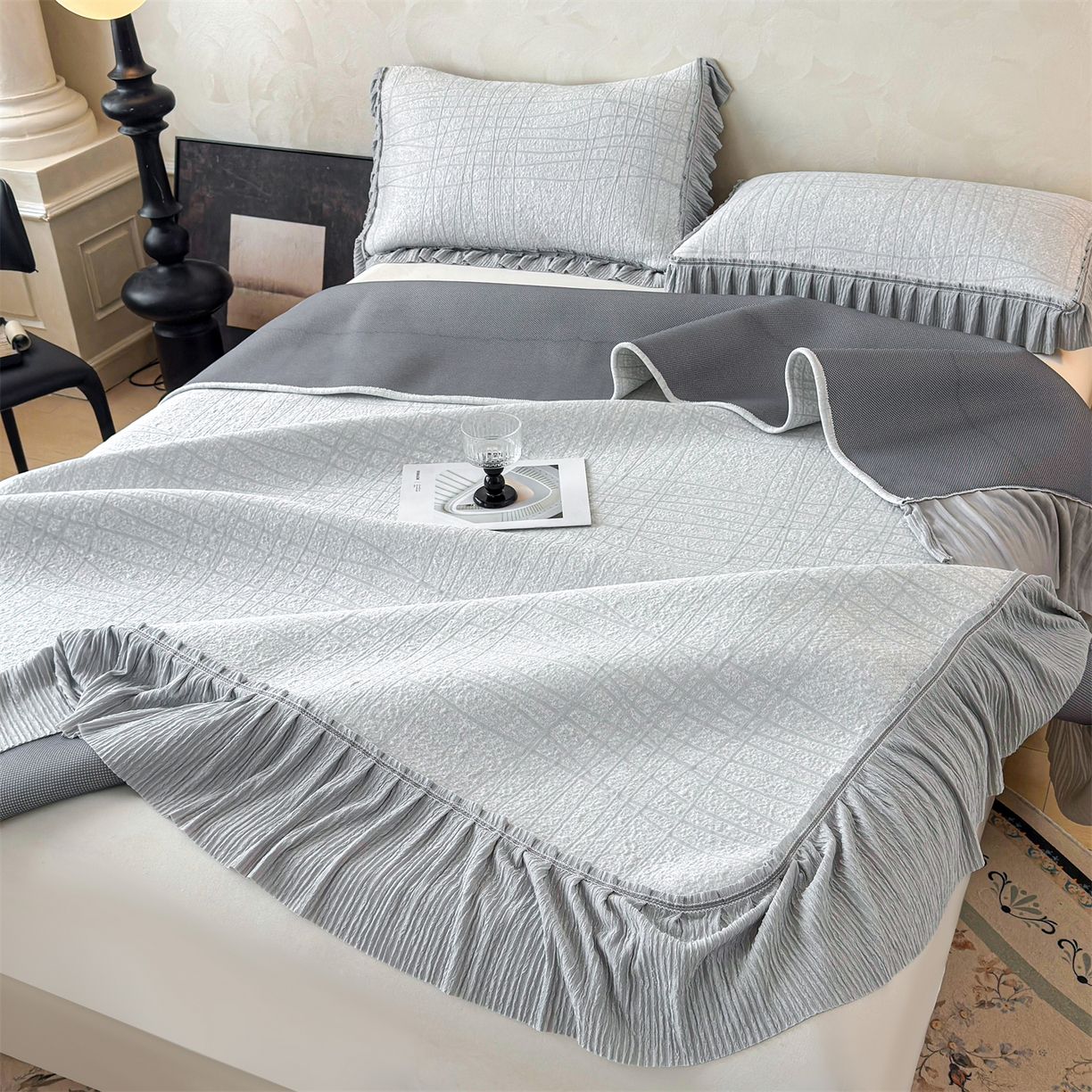 91家纺网 家纺一手货源 找家纺 慕木家纺 2026新款满天星系列冰豆豆凉席(三明治复合)乙纶面料 罗马曲线-灰