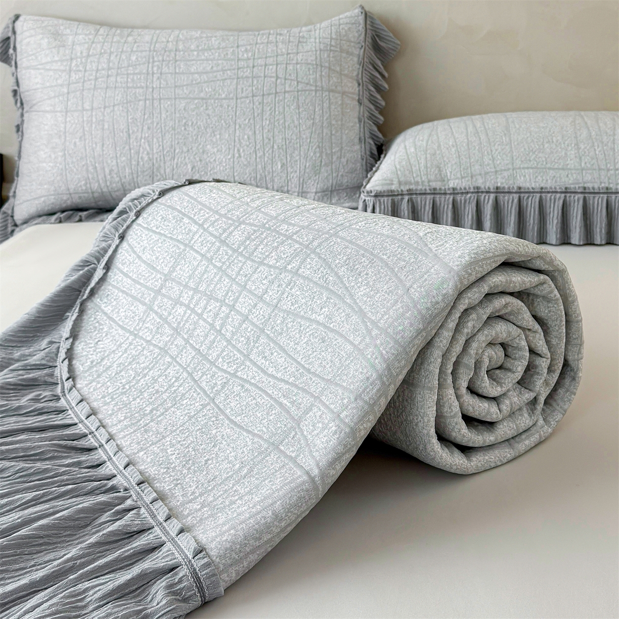 91家纺网 家纺一手货源 找家纺 慕木家纺 2026新款满天星系列冰豆豆凉席(三明治复合)乙纶面料 罗马曲线-灰