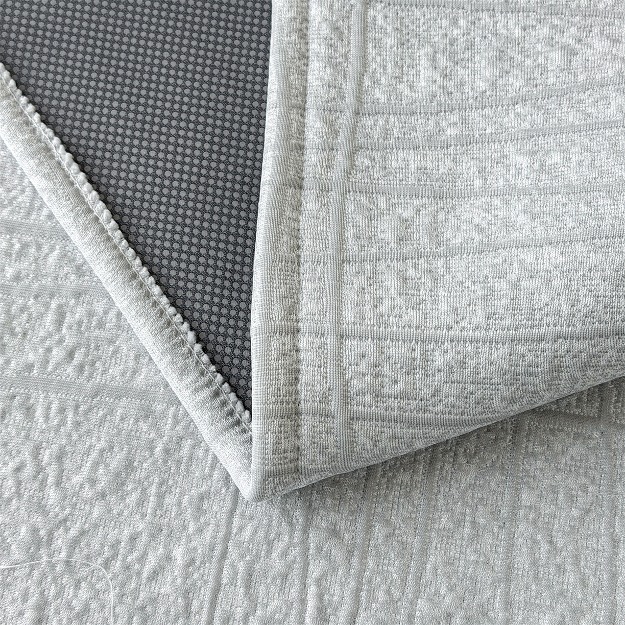 91家纺网 家纺一手货源 找家纺 慕木家纺 2026新款满天星系列冰豆豆凉席(三明治复合)乙纶面料 罗马曲线-灰