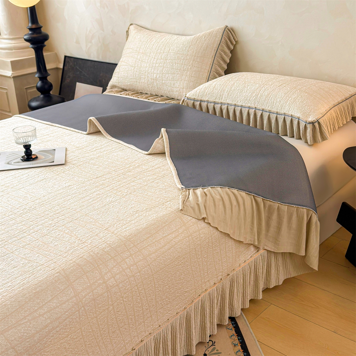 91家纺网 家纺一手货源 找家纺 慕木家纺 2026新款满天星系列冰豆豆凉席(三明治复合)乙纶面料 罗马曲线-卡其