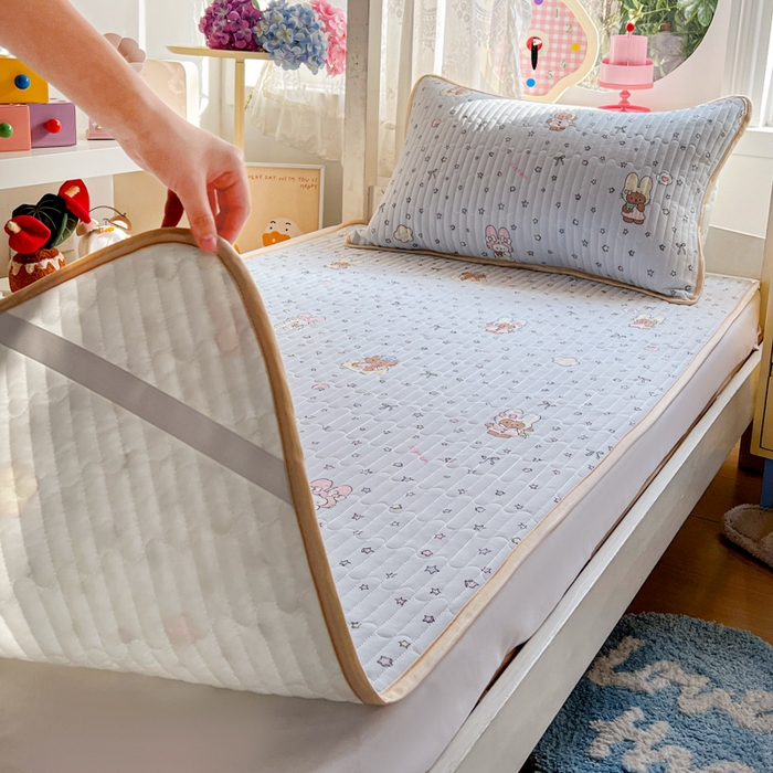 91家纺网 家纺一手货源 找家纺 卡普家居 2026新款A类锦氨凉感印花夏被床盖床单款三件套 萌兔星愿