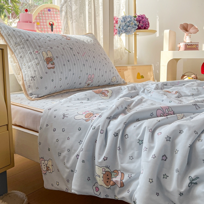 91家纺网 家纺一手货源 找家纺 卡普家居 2026新款A类锦氨凉感印花夏被床盖床单款三件套 萌兔星愿