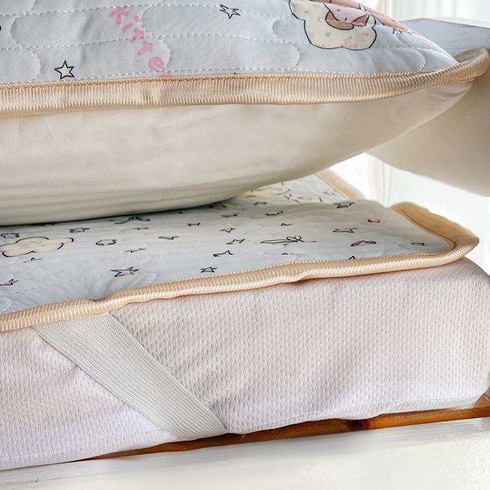 91家纺网 家纺一手货源 找家纺 卡普家居 2026新款A类锦氨凉感印花夏被床盖床单款三件套 萌兔星愿