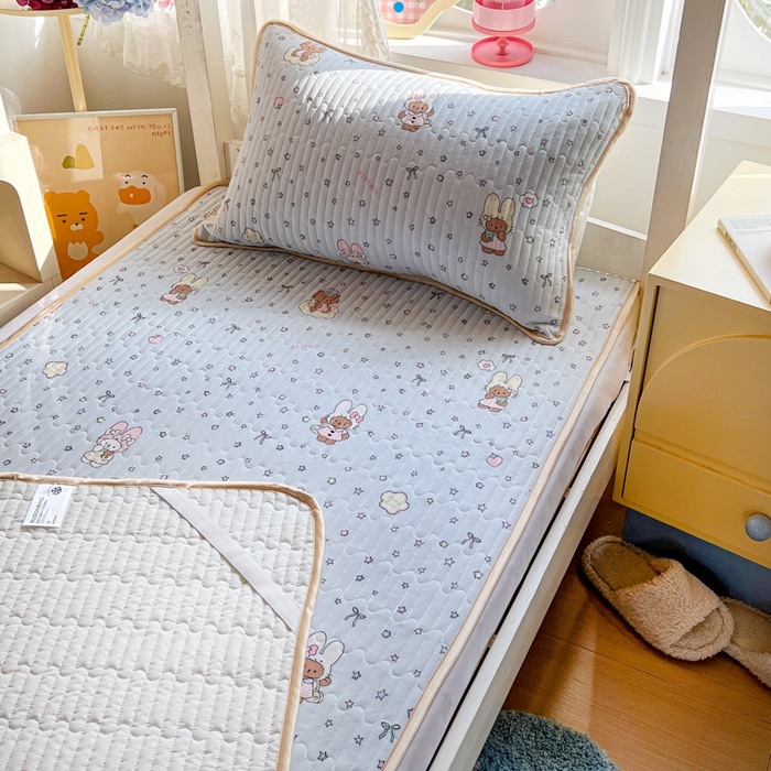 91家纺网 家纺一手货源 找家纺 卡普家居 2026新款A类锦氨凉感印花夏被床盖床单款三件套 萌兔星愿