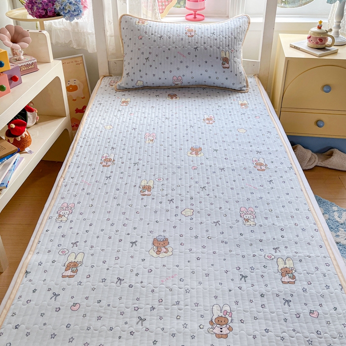 91家纺网 家纺一手货源 找家纺 卡普家居 2026新款A类锦氨凉感印花夏被床盖床单款三件套 萌兔星愿