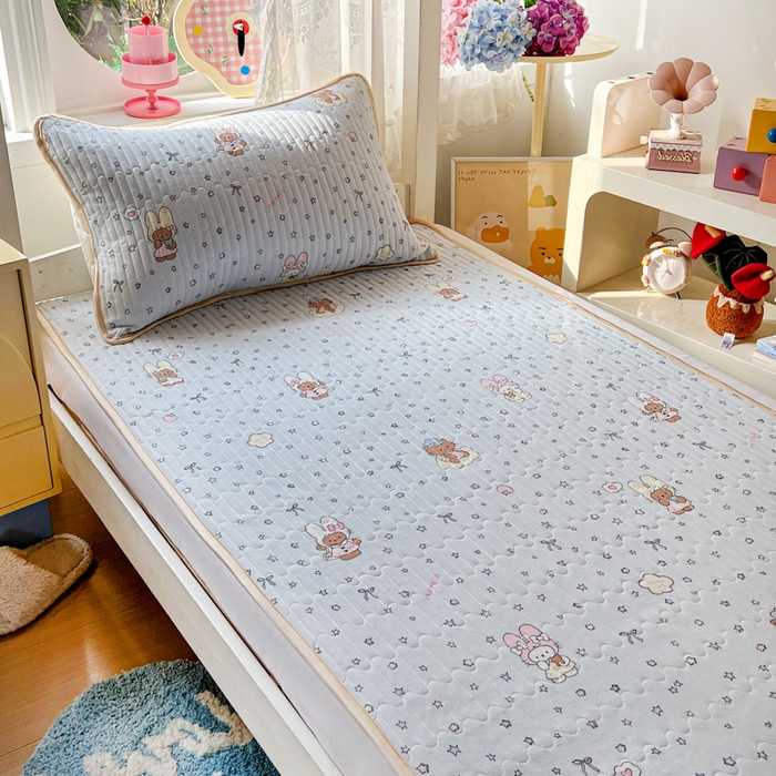 91家纺网 家纺一手货源 找家纺 卡普家居 2026新款A类锦氨凉感印花夏被床盖床单款三件套 萌兔星愿