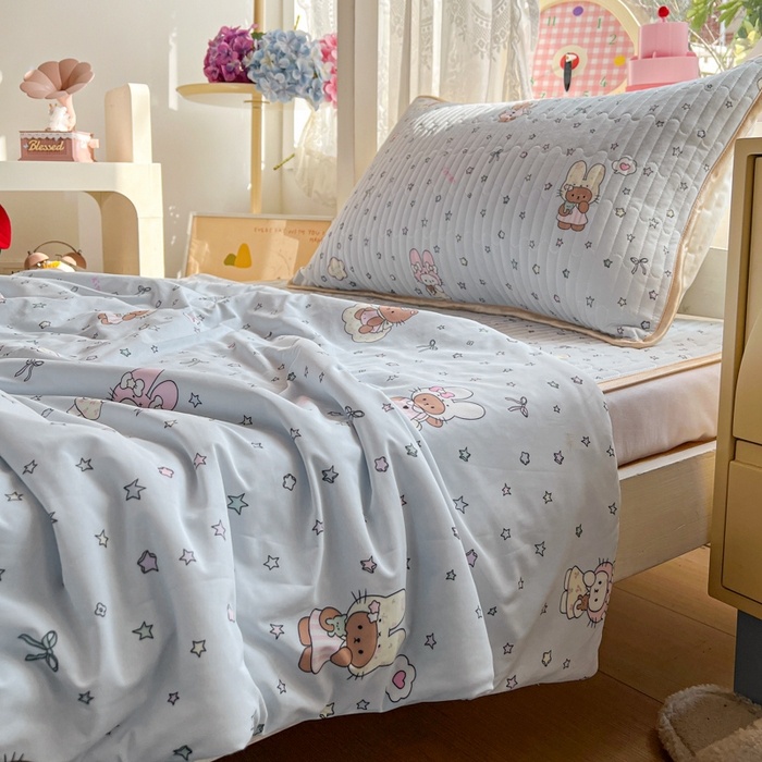 91家纺网 家纺一手货源 找家纺 卡普家居 2026新款A类锦氨凉感印花夏被床盖床单款三件套 萌兔星愿