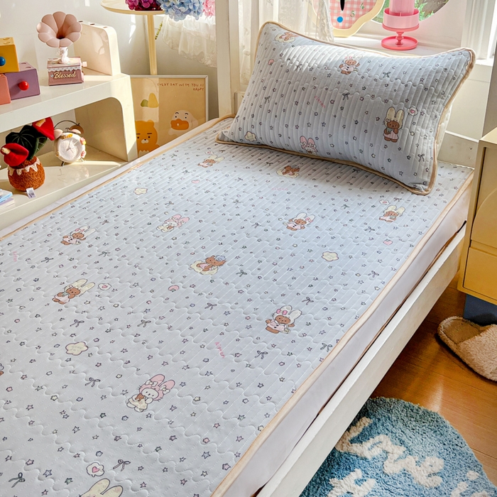 91家纺网 家纺一手货源 找家纺 卡普家居 2026新款A类锦氨凉感印花夏被床盖床单款三件套 萌兔星愿