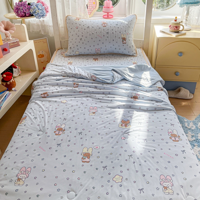 91家纺网 家纺一手货源 找家纺 卡普家居 2026新款A类锦氨凉感印花夏被床盖床单款三件套 萌兔星愿