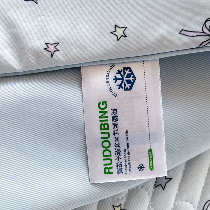 91家纺网 家纺一手货源 找家纺 卡普家居 2026新款A类锦氨凉感印花夏被床盖床单款三件套 萌兔星愿