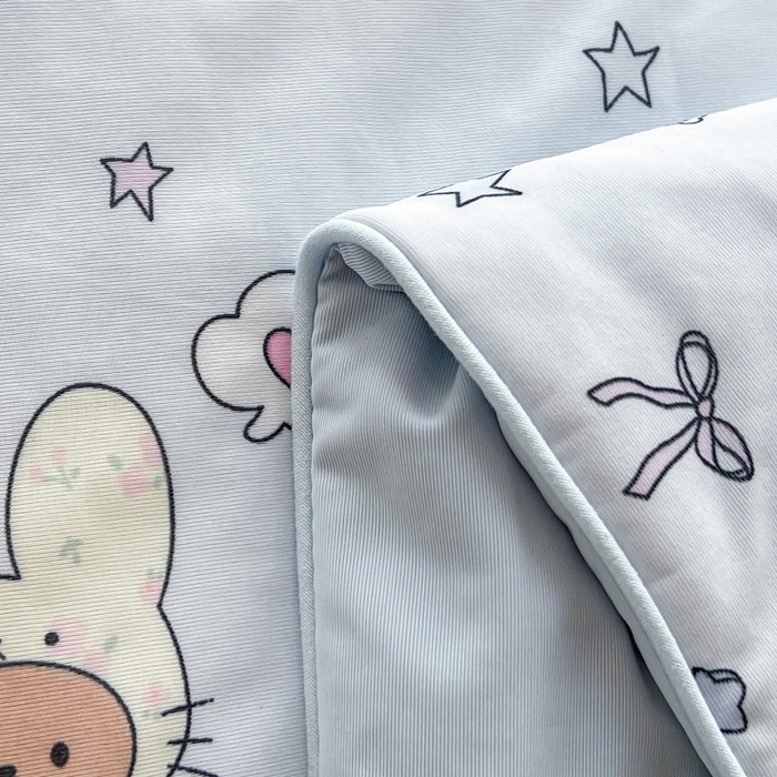 91家纺网 家纺一手货源 找家纺 卡普家居 2026新款A类锦氨凉感印花夏被床盖床单款三件套 萌兔星愿