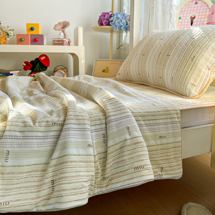 91家纺网 家纺一手货源 找家纺 卡普家居 2026新款A类锦氨凉感印花夏被床盖床单款三件套 抹茶序曲