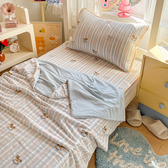 91家纺网 家纺一手货源 找家纺 卡普家居 2026新款A类锦氨凉感印花夏被床盖床单款三件套 木马童话