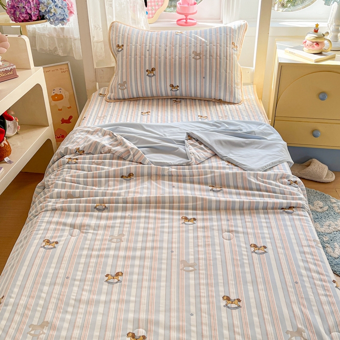 91家纺网 家纺一手货源 找家纺 卡普家居 2026新款A类锦氨凉感印花夏被床盖床单款三件套 木马童话