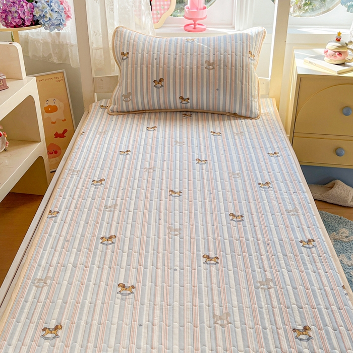 91家纺网 家纺一手货源 找家纺 卡普家居 2026新款A类锦氨凉感印花夏被床盖床单款三件套 木马童话