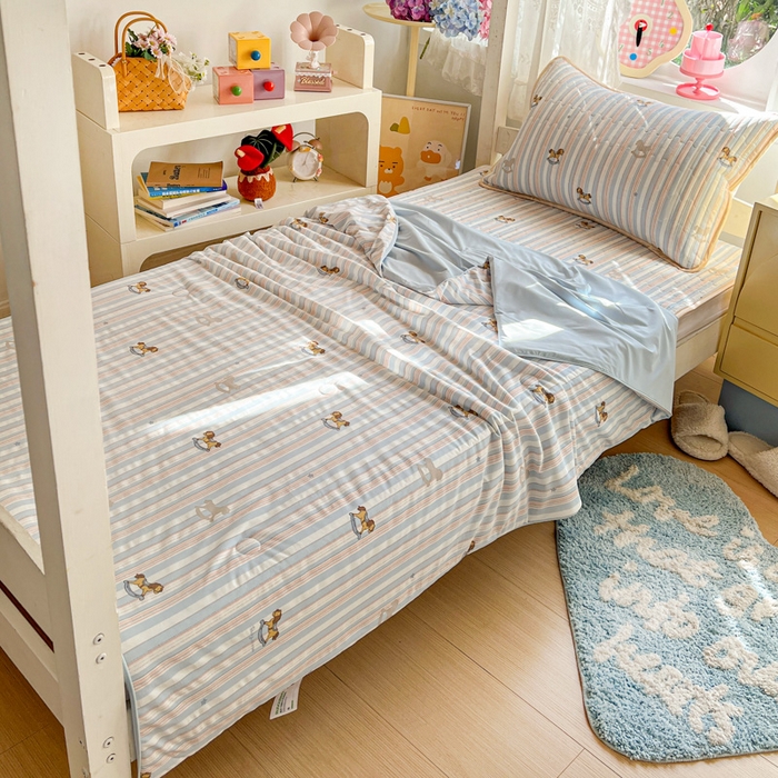 91家纺网 家纺一手货源 找家纺 卡普家居 2026新款A类锦氨凉感印花夏被床盖床单款三件套 木马童话