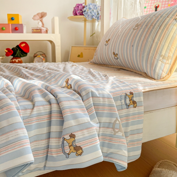 91家纺网 家纺一手货源 找家纺 卡普家居 2026新款A类锦氨凉感印花夏被床盖床单款三件套 木马童话