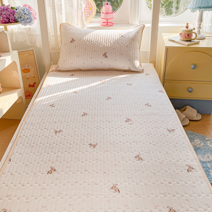 91家纺网 家纺一手货源 找家纺 卡普家居 2026新款A类锦氨凉感印花夏被床盖床单款三件套 奶粉修狗