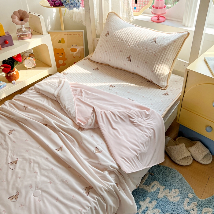 91家纺网 家纺一手货源 找家纺 卡普家居 2026新款A类锦氨凉感印花夏被床盖床单款三件套 奶粉修狗