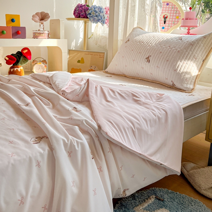 91家纺网 家纺一手货源 找家纺 卡普家居 2026新款A类锦氨凉感印花夏被床盖床单款三件套 奶粉修狗