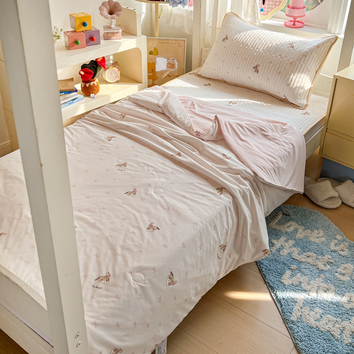 91家纺网 家纺一手货源 找家纺 卡普家居 2026新款A类锦氨凉感印花夏被床盖床单款三件套 奶粉修狗