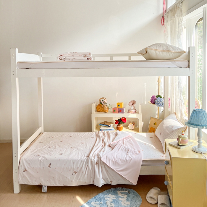 91家纺网 家纺一手货源 找家纺 卡普家居 2026新款A类锦氨凉感印花夏被床盖床单款三件套 奶粉修狗