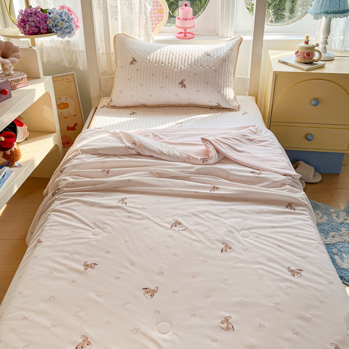 91家纺网 家纺一手货源 找家纺 卡普家居 2026新款A类锦氨凉感印花夏被床盖床单款三件套 奶粉修狗