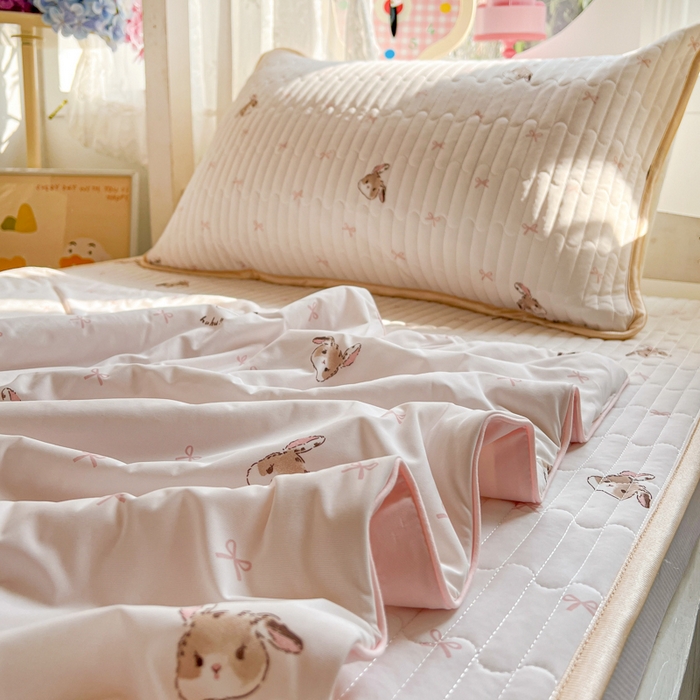 91家纺网 家纺一手货源 找家纺 卡普家居 2026新款A类锦氨凉感印花夏被床盖床单款三件套 奶粉修狗