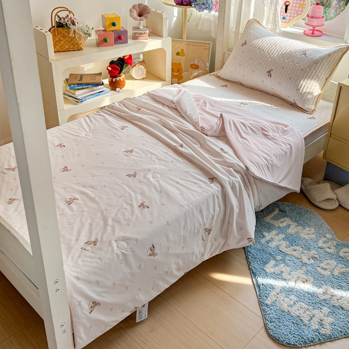 91家纺网 家纺一手货源 找家纺 卡普家居 2026新款A类锦氨凉感印花夏被床盖床单款三件套 奶粉修狗