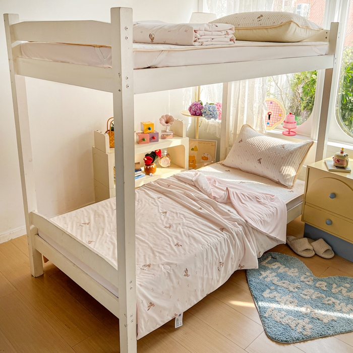 91家纺网 家纺一手货源 找家纺 卡普家居 2026新款A类锦氨凉感印花夏被床盖床单款三件套 奶粉修狗