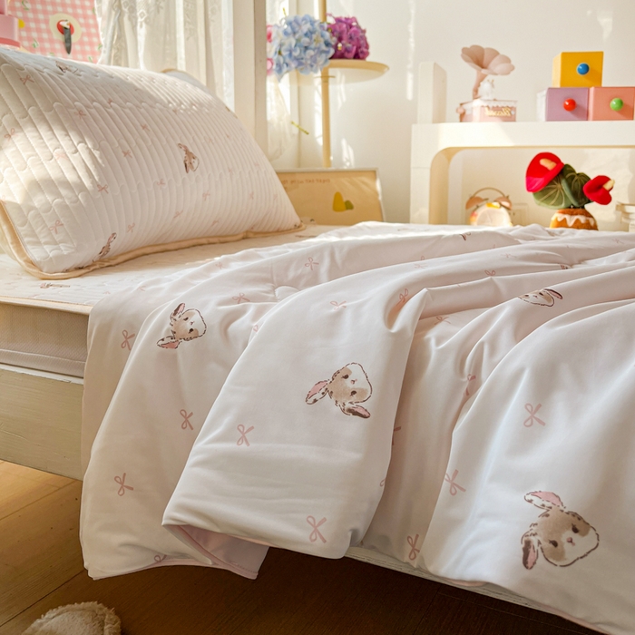 91家纺网 家纺一手货源 找家纺 卡普家居 2026新款A类锦氨凉感印花夏被床盖床单款三件套 奶粉修狗