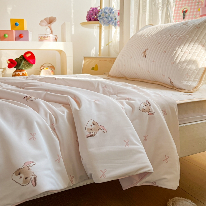 91家纺网 家纺一手货源 找家纺 卡普家居 2026新款A类锦氨凉感印花夏被床盖床单款三件套 奶粉修狗