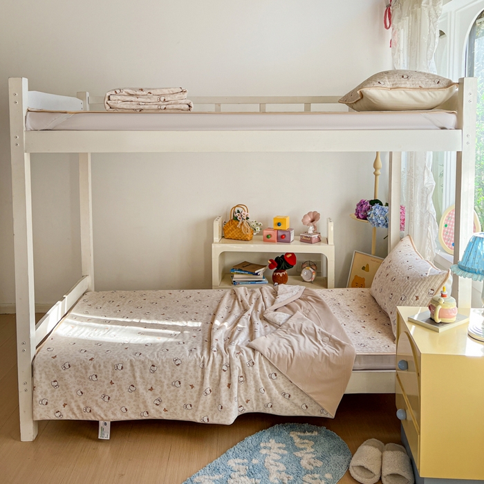 91家纺网 家纺一手货源 找家纺 卡普家居 2026新款A类锦氨凉感印花夏被床盖床单款三件套 奶盖Kitty