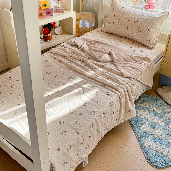 91家纺网 家纺一手货源 找家纺 卡普家居 2026新款A类锦氨凉感印花夏被床盖床单款三件套 奶盖Kitty