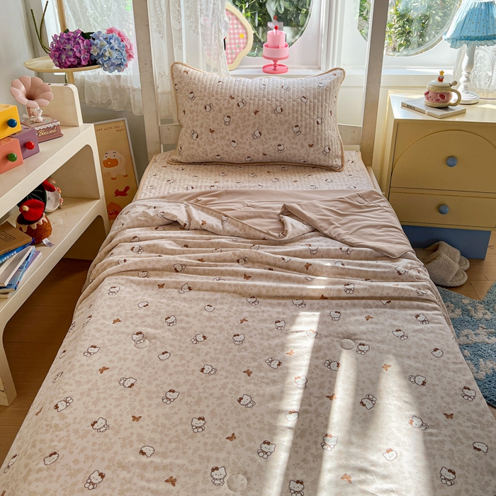 91家纺网 家纺一手货源 找家纺 卡普家居 2026新款A类锦氨凉感印花夏被床盖床单款三件套 奶盖Kitty