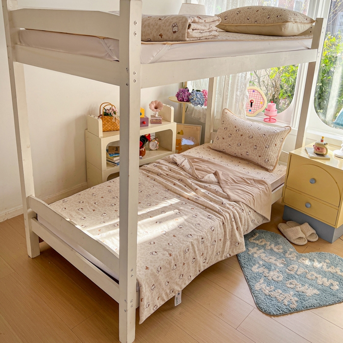 91家纺网 家纺一手货源 找家纺 卡普家居 2026新款A类锦氨凉感印花夏被床盖床单款三件套 奶盖Kitty