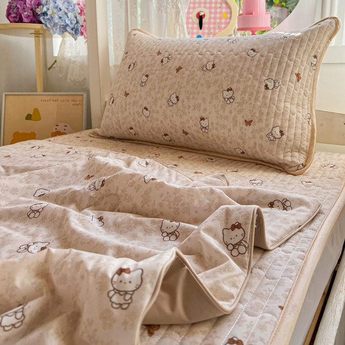 91家纺网 家纺一手货源 找家纺 卡普家居 2026新款A类锦氨凉感印花夏被床盖床单款三件套 奶盖Kitty