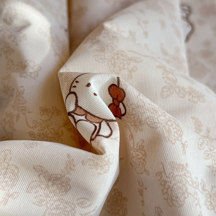 91家纺网 家纺一手货源 找家纺 卡普家居 2026新款A类锦氨凉感印花夏被床盖床单款三件套 奶盖Kitty