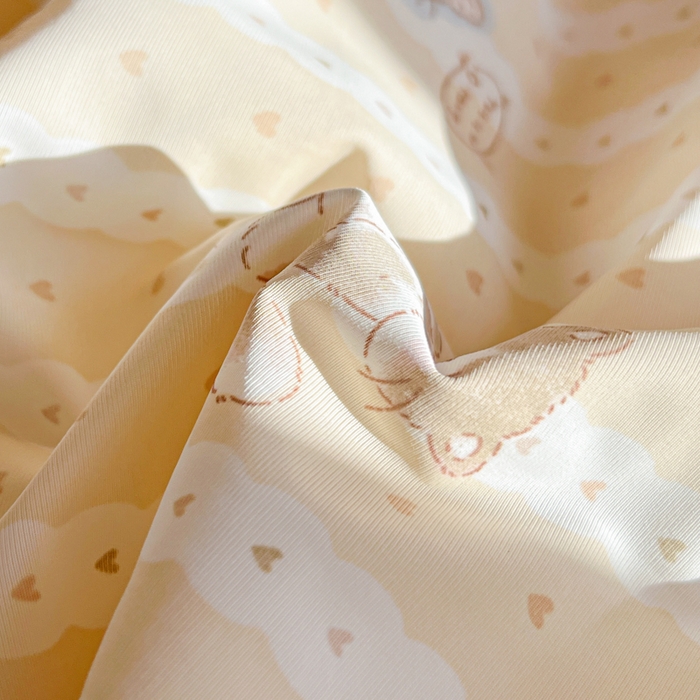 91家纺网 家纺一手货源 找家纺 卡普家居 2026新款A类锦氨凉感印花夏被床盖床单款三件套 奶黄泰迪