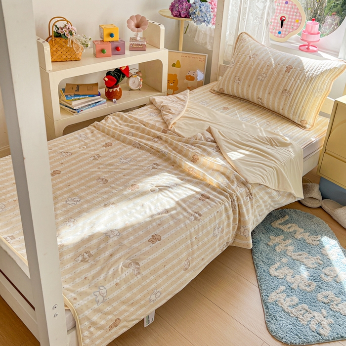 91家纺网 家纺一手货源 找家纺 卡普家居 2026新款A类锦氨凉感印花夏被床盖床单款三件套 奶黄泰迪