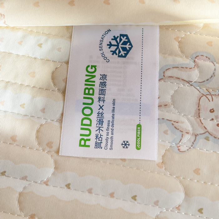 91家纺网 家纺一手货源 找家纺 卡普家居 2026新款A类锦氨凉感印花夏被床盖床单款三件套 奶黄泰迪